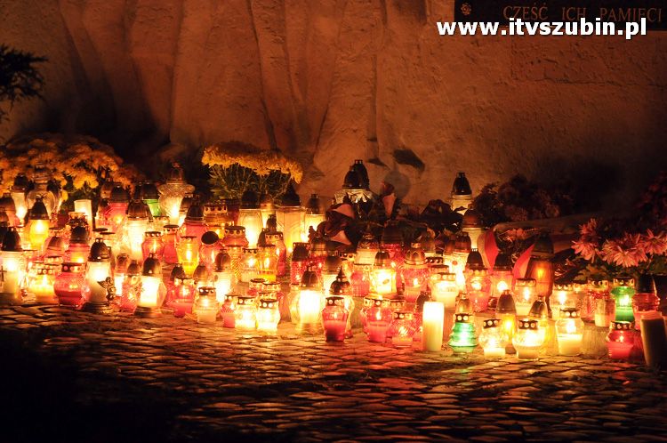 Nocny spacer po cmentarzu w blasku lampionów i księżyca