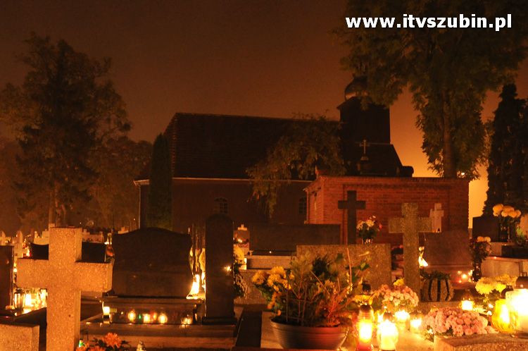 Nocny spacer po cmentarzu w blasku lampionów i księżyca
