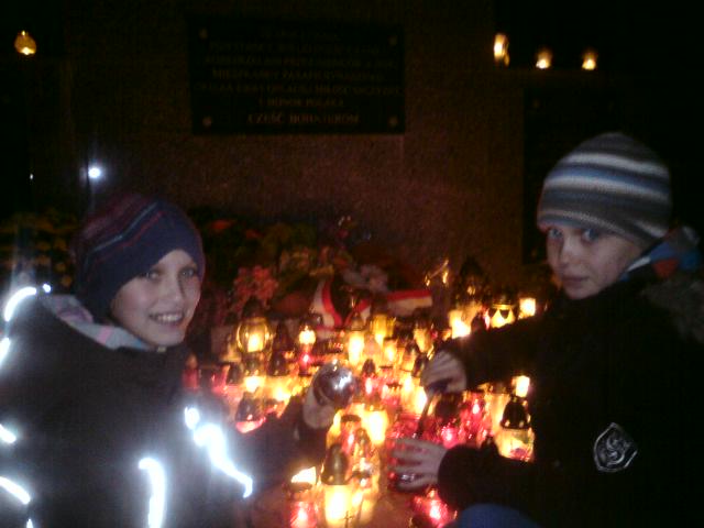 Nocny spacer po cmentarzu w blasku lampionów i księżyca