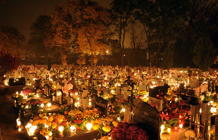 Nocny spacer po cmentarzu w blasku lampionów i księżyca