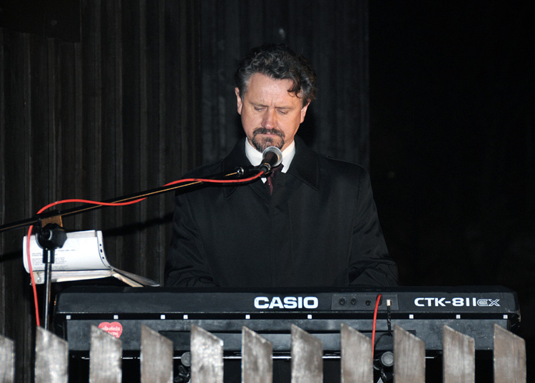 Wyjątkowy wieczór poezji i muzyki na cmentarzu szubińskim.