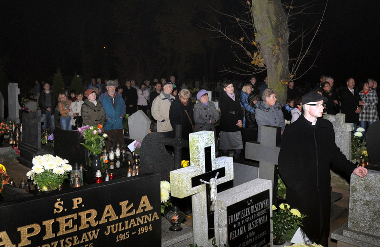 Wyjątkowy wieczór poezji i muzyki na cmentarzu szubińskim.