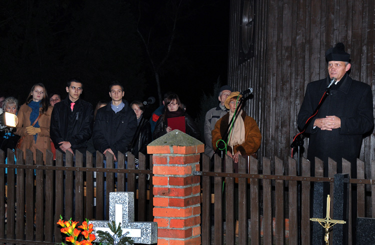 Wyjątkowy wieczór poezji i muzyki na cmentarzu szubińskim.