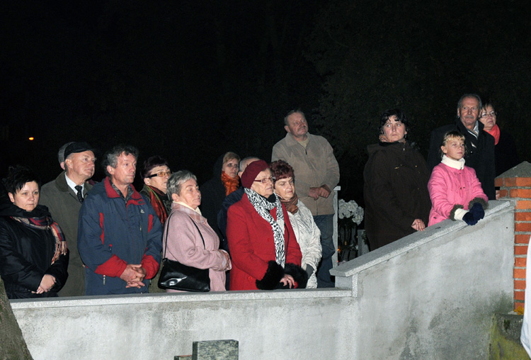 Wyjątkowy wieczór poezji i muzyki na cmentarzu szubińskim.