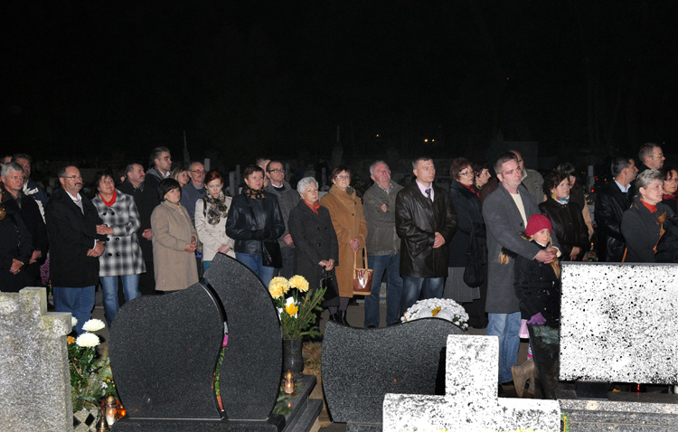 Wyjątkowy wieczór poezji i muzyki na cmentarzu szubińskim.