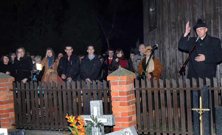 Wyjątkowy wieczór poezji i muzyki na cmentarzu szubińskim.