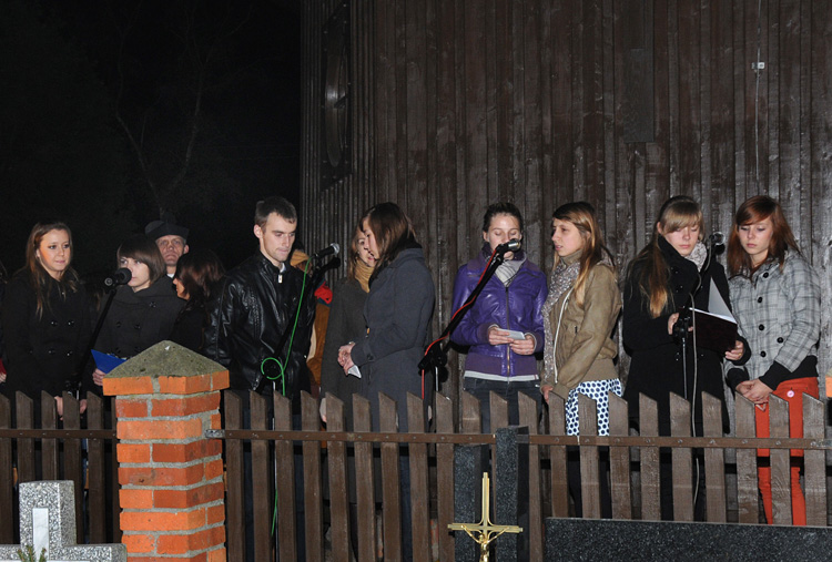 Wyjątkowy wieczór poezji i muzyki na cmentarzu szubińskim.