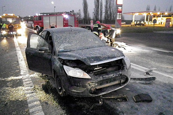 Kolizja na dziesiątce w okolicy stacji paliw przed Trzeciewnicą