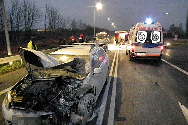 Kolizja na dziesiątce w okolicy stacji paliw przed Trzeciewnicą