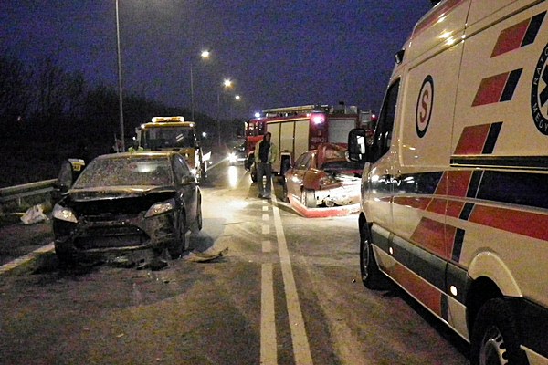 Kolizja na dziesiątce w okolicy stacji paliw przed Trzeciewnicą