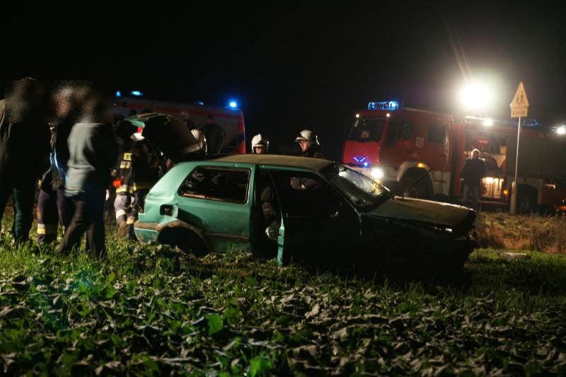 Dachowanie w Mycielewie, poszkodowanych odwieziono do szpitala.