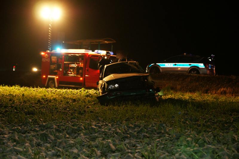 Dachowanie w Mycielewie, poszkodowanych odwieziono do szpitala.