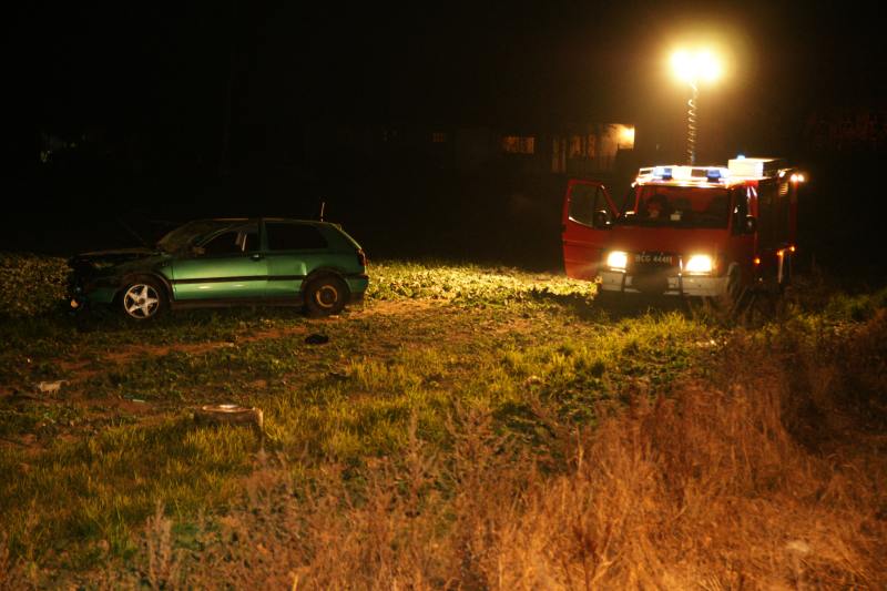 Dachowanie w Mycielewie, poszkodowanych odwieziono do szpitala.