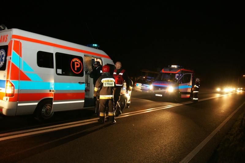 Dachowanie w Mycielewie, poszkodowanych odwieziono do szpitala.