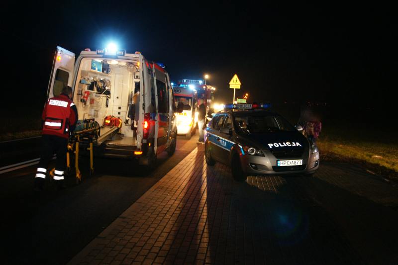 Dachowanie w Mycielewie, poszkodowanych odwieziono do szpitala.