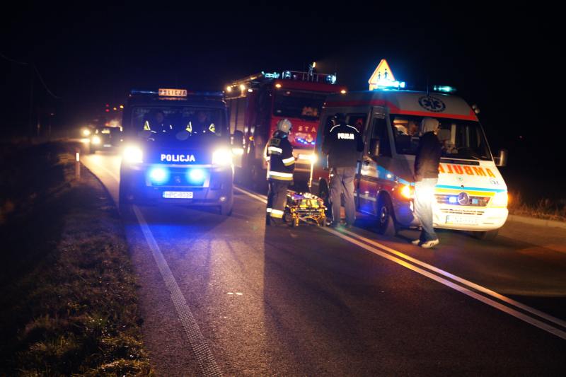 Dachowanie w Mycielewie, poszkodowanych odwieziono do szpitala.