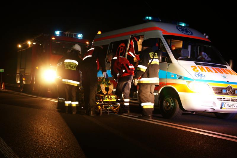 Dachowanie w Mycielewie, poszkodowanych odwieziono do szpitala.