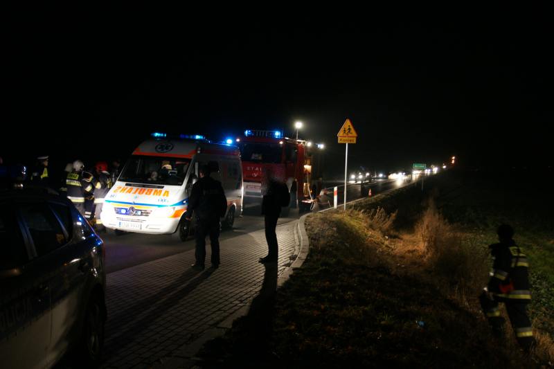 Dachowanie w Mycielewie, poszkodowanych odwieziono do szpitala.