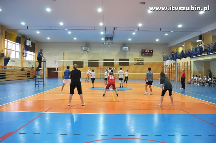 Mistrzostwa I LO w Szubinie w piłce siatkowej drużyn mieszanych