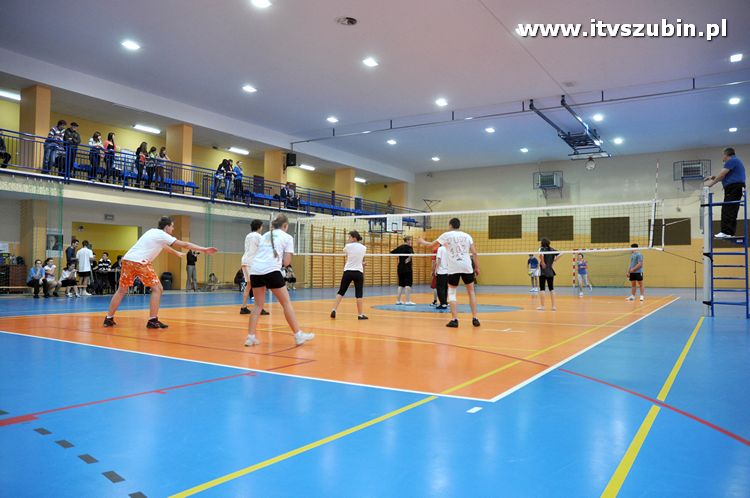 Mistrzostwa I LO w Szubinie w piłce siatkowej drużyn mieszanych