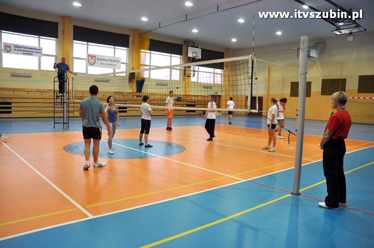 Mistrzostwa I LO w Szubinie w piłce siatkowej drużyn mieszanych