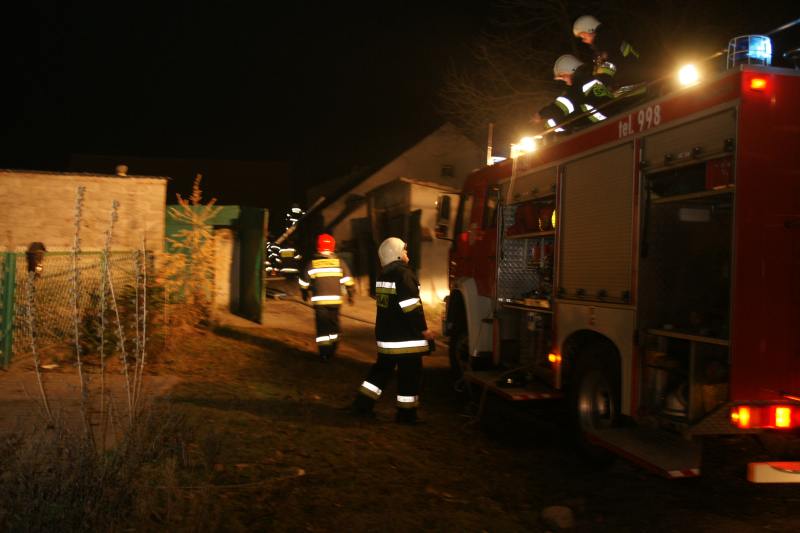 Pożar obory w Miastowicach. Poparzonego gospodarza odwieziono do szpitala