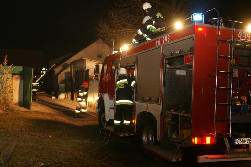 Pożar obory w Miastowicach. Poparzonego gospodarza odwieziono do szpitala