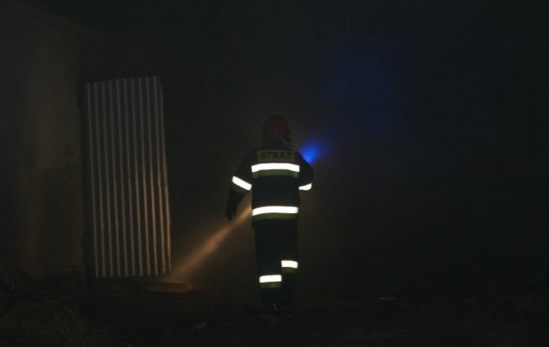 Pożar obory w Miastowicach. Poparzonego gospodarza odwieziono do szpitala