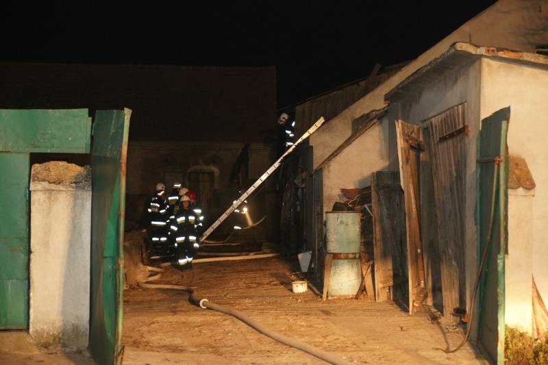 Pożar obory w Miastowicach. Poparzonego gospodarza odwieziono do szpitala