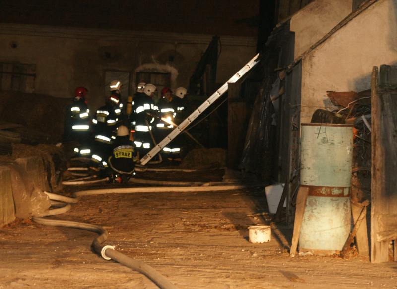 Pożar obory w Miastowicach. Poparzonego gospodarza odwieziono do szpitala
