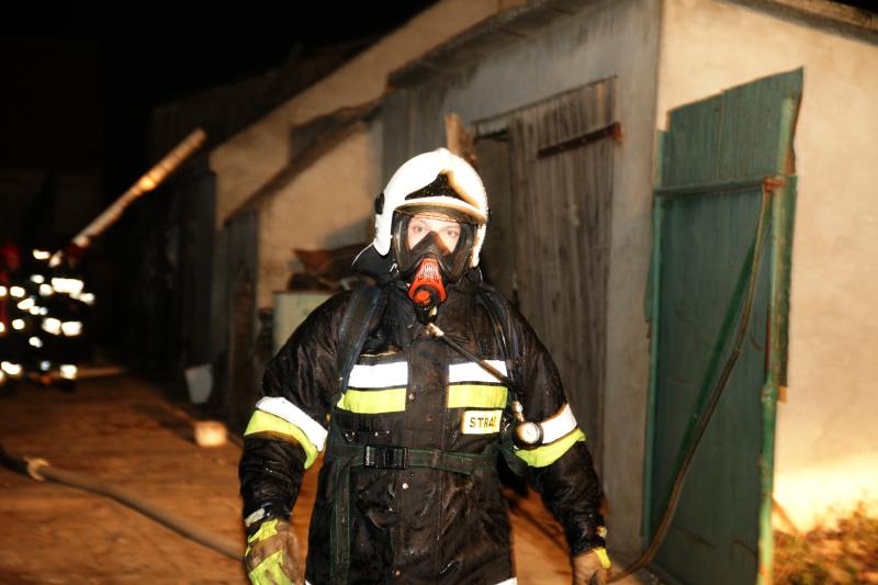 Pożar obory w Miastowicach. Poparzonego gospodarza odwieziono do szpitala
