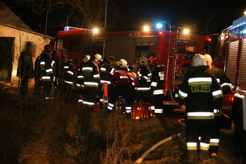Pożar obory w Miastowicach. Poparzonego gospodarza odwieziono do szpitala