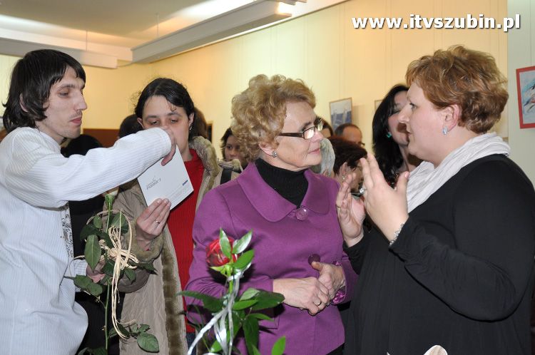 Betlejemskie Światełko Pokoju 2011 zapłonęło na szubińskim rynku