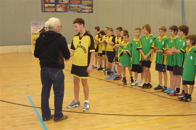 Finał wojewódzki w unihokeju - SP Kołaczkowo wywalczyło 4 miejsce