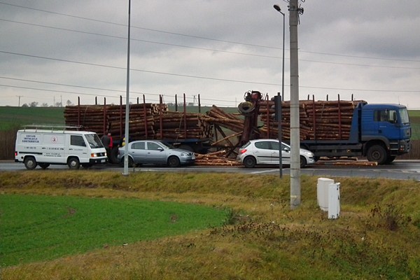 Spadający z ciężarówki drewniany bal wpadł do osobowej astry.