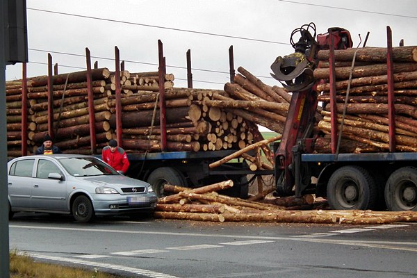 Spadający z ciężarówki drewniany bal wpadł do osobowej astry.