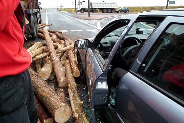Spadający z ciężarówki drewniany bal wpadł do osobowej astry.