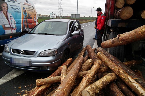 Spadający z ciężarówki drewniany bal wpadł do osobowej astry.