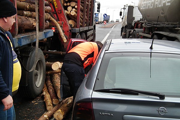 Spadający z ciężarówki drewniany bal wpadł do osobowej astry.