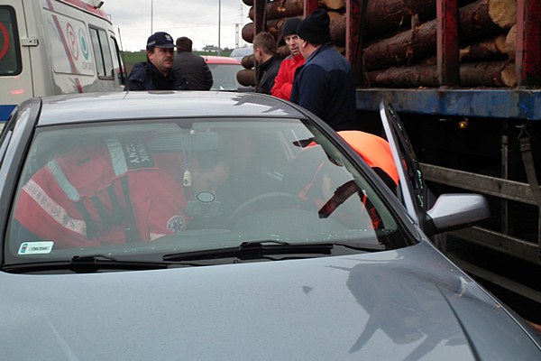 Spadający z ciężarówki drewniany bal wpadł do osobowej astry.