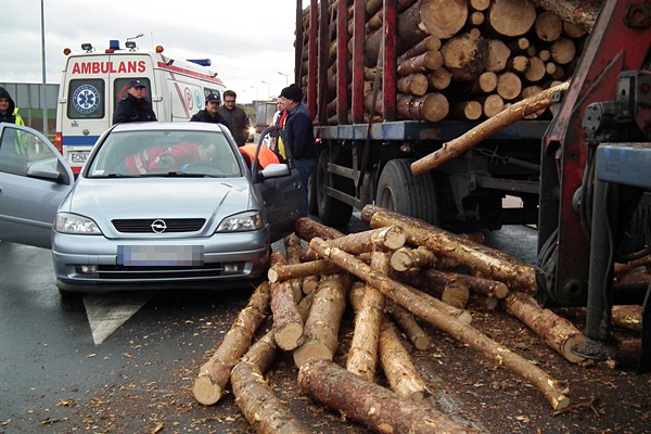 Spadający z ciężarówki drewniany bal wpadł do osobowej astry.