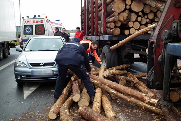 Spadający z ciężarówki drewniany bal wpadł do osobowej astry.