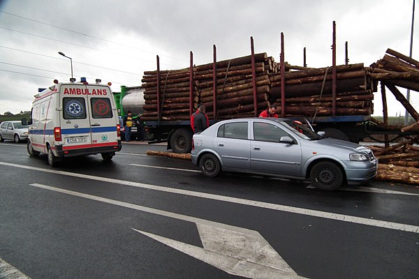 Spadający z ciężarówki drewniany bal wpadł do osobowej astry.