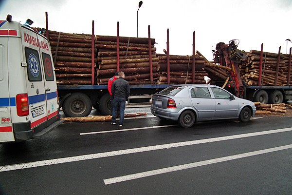 Spadający z ciężarówki drewniany bal wpadł do osobowej astry.