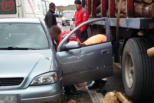 Spadający z ciężarówki drewniany bal wpadł do osobowej astry.