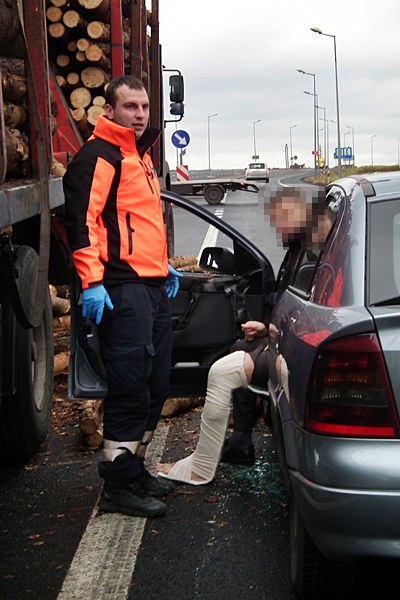 Spadający z ciężarówki drewniany bal wpadł do osobowej astry.