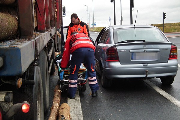 Spadający z ciężarówki drewniany bal wpadł do osobowej astry.