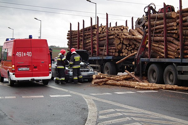 Spadający z ciężarówki drewniany bal wpadł do osobowej astry.