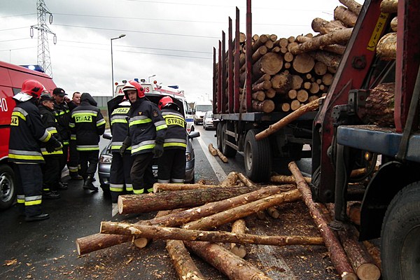 Spadający z ciężarówki drewniany bal wpadł do osobowej astry.