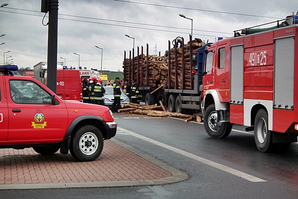 Spadający z ciężarówki drewniany bal wpadł do osobowej astry.